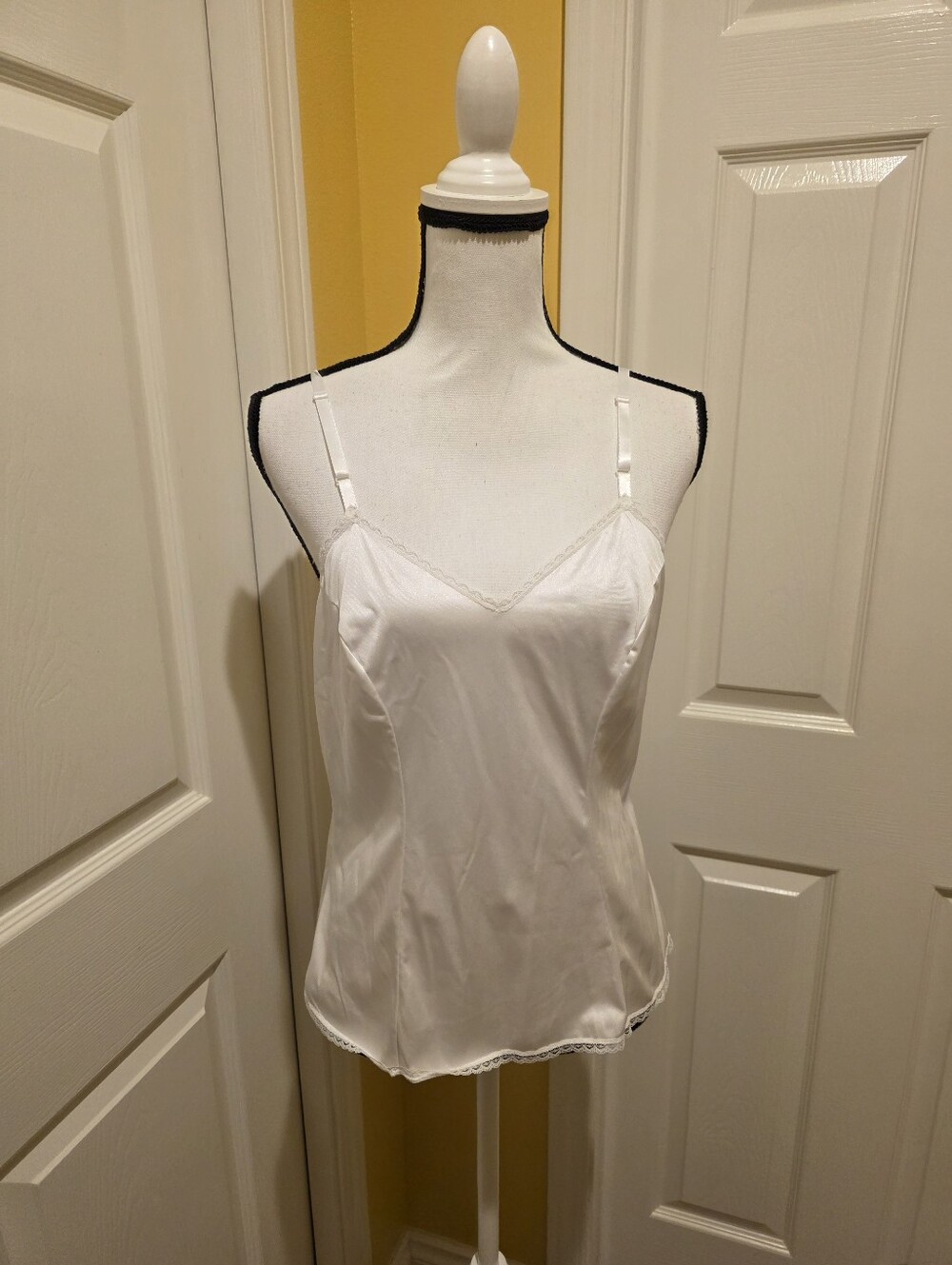 VANITY FAIR WHITE CAMI TOP, SIZE 38/44